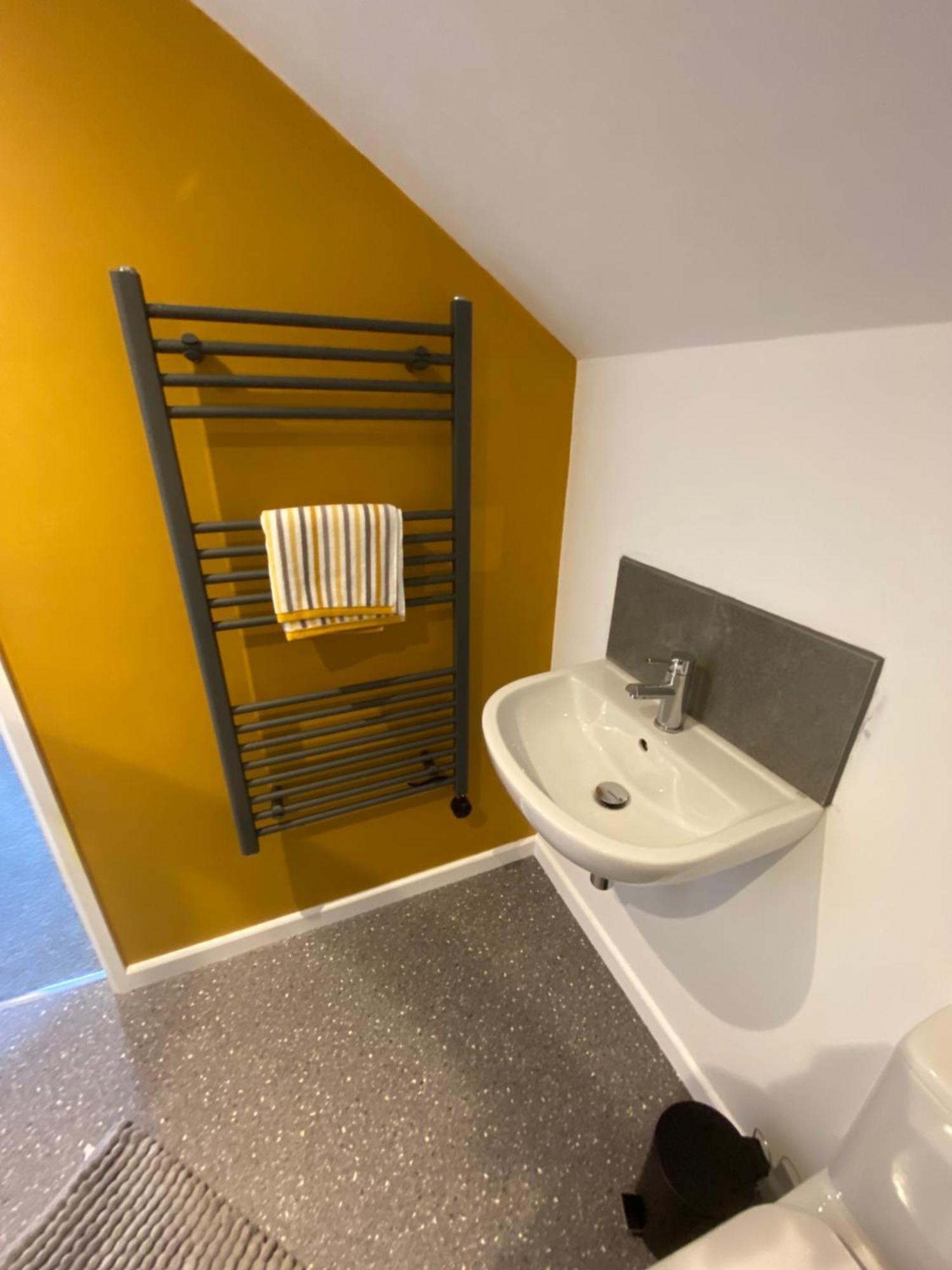 Modern Studio Apartment Set Beneath The Black Mountains A Stones Throw From The Offas Dyke Path Clodock Ngoại thất bức ảnh